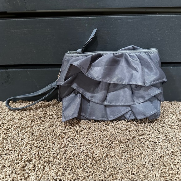 Thirty-one grey ruffle wristlet- new - Picture 2 of 5